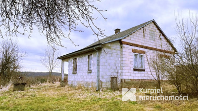 Nieduży dom na wzgórzu w Kramarzówce
