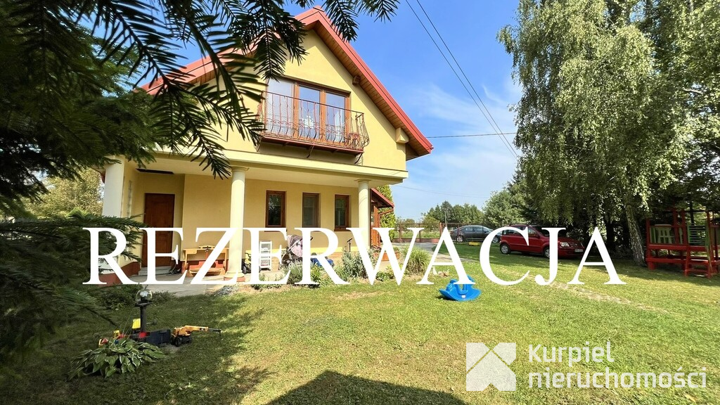 Uroczy, nieduży dom z atrakcyjną działką