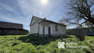 Nieduży dom na wzgórzu w Kramarzówce