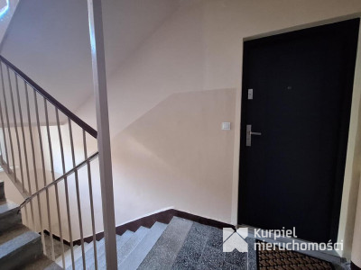 Ładne mieszkanie z dużym balkonem do wejścia