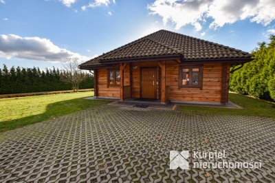 Dom z pełnego bala z zarybionym stawem