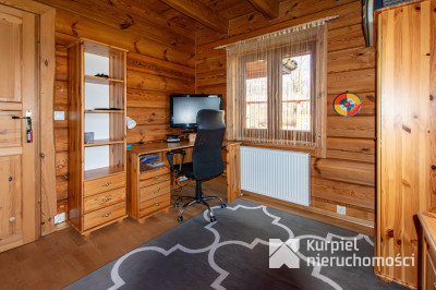 Dom z pełnego bala z zarybionym stawem