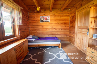 Dom z pełnego bala z zarybionym stawem