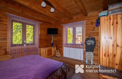 Dom z pełnego bala z zarybionym stawem