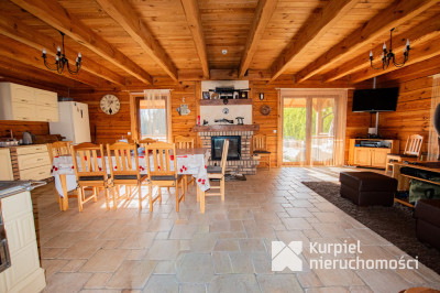 Dom z pełnego bala z zarybionym stawem