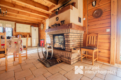 Dom z pełnego bala z zarybionym stawem