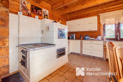 Dom z pełnego bala z zarybionym stawem