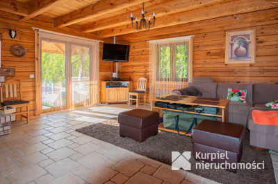 Dom z pełnego bala z zarybionym stawem