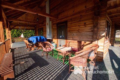 Dom z pełnego bala z zarybionym stawem