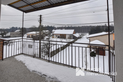 Przestronny dom typu kostka z garażem i tarasem