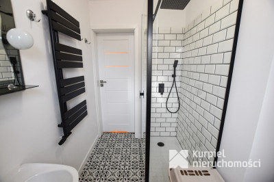 Przestronny dom typu kostka z garażem i tarasem