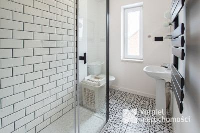 Przestronny dom typu kostka z garażem i tarasem