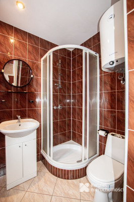 Przestronny dom typu kostka z garażem i tarasem