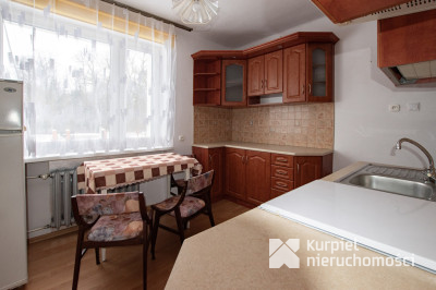 Przestronny dom typu kostka z garażem i tarasem