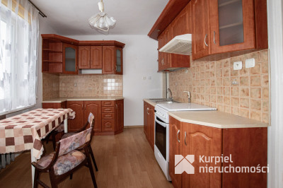 Przestronny dom typu kostka z garażem i tarasem