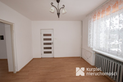 Przestronny dom typu kostka z garażem i tarasem