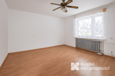 Przestronny dom typu kostka z garażem i tarasem