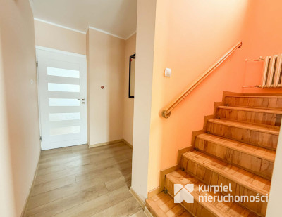 Przestronny dom typu kostka z garażem i tarasem