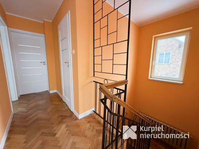 Przestronny dom typu kostka z garażem i tarasem