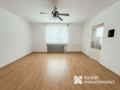 Przestronny dom typu kostka z garażem i tarasem