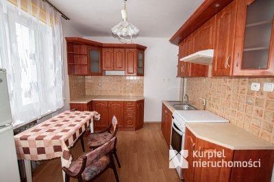 Przestronny dom typu kostka z garażem i tarasem