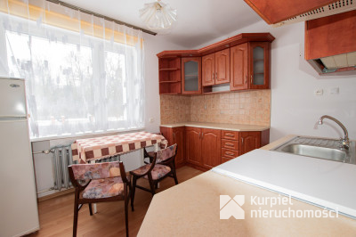 Przestronny dom typu kostka z garażem i tarasem