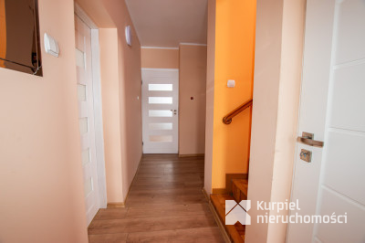 Przestronny dom typu kostka z garażem i tarasem