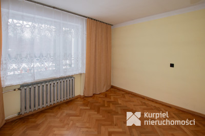 Przestronny dom typu kostka z garażem i tarasem