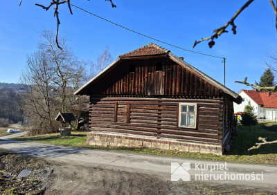 Drewniana chata z działką i zabudowaniami