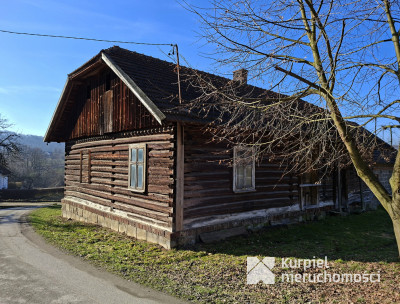 Drewniana chata z działką i zabudowaniami