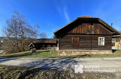 Drewniana chata z działką i zabudowaniami