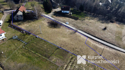 Drewniana chata z działką i zabudowaniami