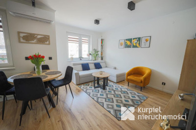 Ładne mieszkanie z wyposażeniem w zadbanym bloku