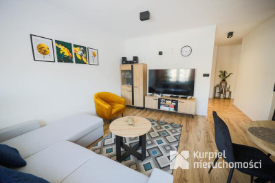 Ładne mieszkanie z wyposażeniem w zadbanym bloku