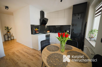 Ładne mieszkanie z wyposażeniem w zadbanym bloku