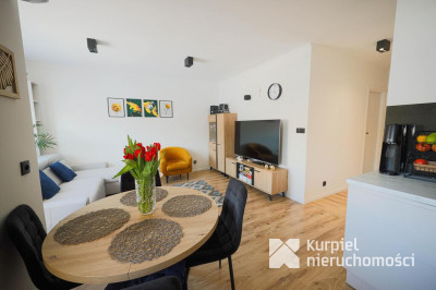 Ładne mieszkanie z wyposażeniem w zadbanym bloku