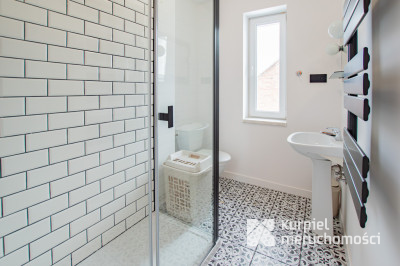 Przestronny dom typu kostka z garażem i tarasem