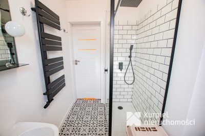 Przestronny dom typu kostka z garażem i tarasem