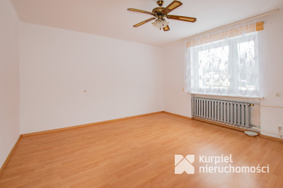 Przestronny dom typu kostka z garażem i tarasem