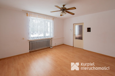 Przestronny dom typu kostka z garażem i tarasem