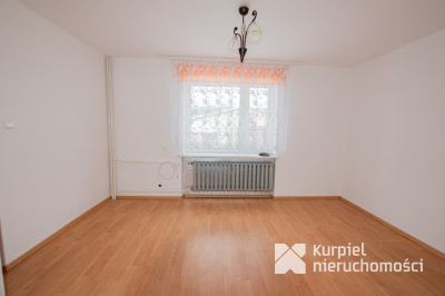 Przestronny dom typu kostka z garażem i tarasem