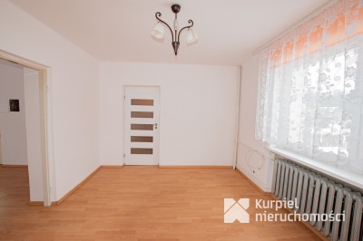 Przestronny dom typu kostka z garażem i tarasem