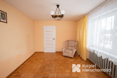 Przestronny dom typu kostka z garażem i tarasem