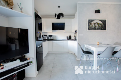 Funkcjonalne mieszkanie z dużym balkonem za parkie