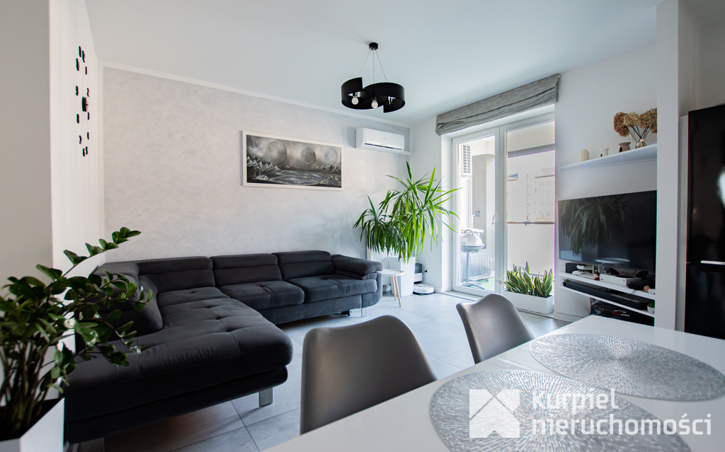 Funkcjonalne mieszkanie z dużym balkonem za parkie