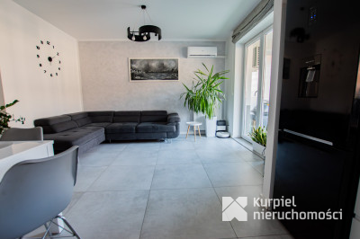 Funkcjonalne mieszkanie z dużym balkonem za parkie