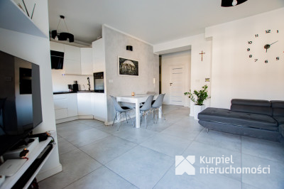 Funkcjonalne mieszkanie z dużym balkonem za parkie