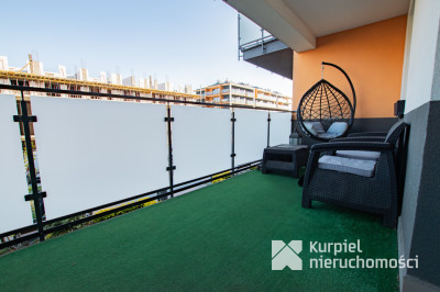 Funkcjonalne mieszkanie z dużym balkonem za parkie