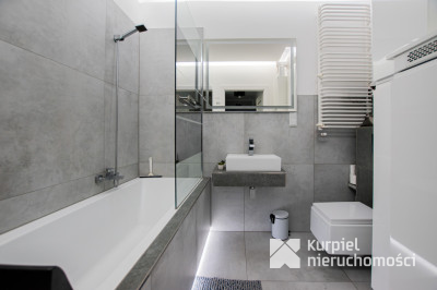 Funkcjonalne mieszkanie z dużym balkonem za parkie