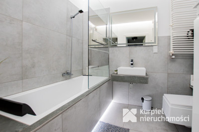 Funkcjonalne mieszkanie z dużym balkonem za parkie